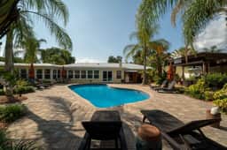 *The Poolside Studio*-Lounge, Pool, Wifi - Image 3