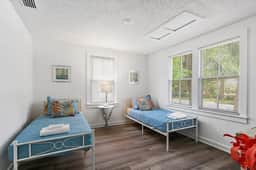 *Orange Door Bungalow*- Central, Cozy, 3 - Image 2