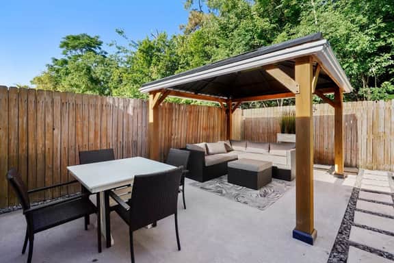 *Beach Getaway*- PATIO, STYLISH, 3BR - Image 2