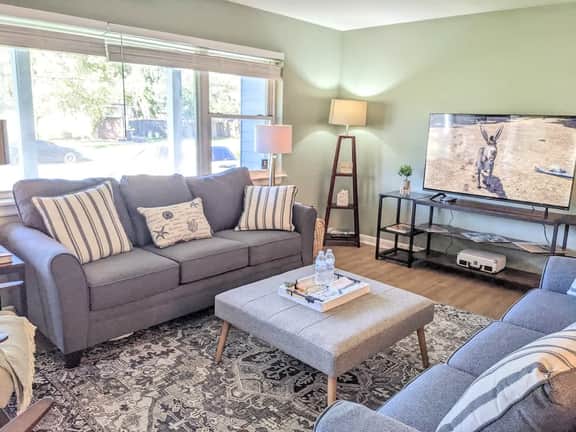 Enlivening house with spacious park - Image 5