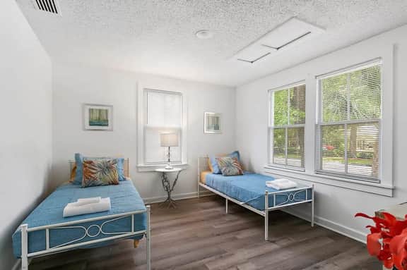 *Orange Door Bungalow*- Central, Cozy, 3 - Image 2