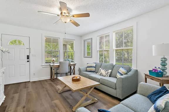 *Orange Door Bungalow*- Central, Cozy, 3 - Image 4