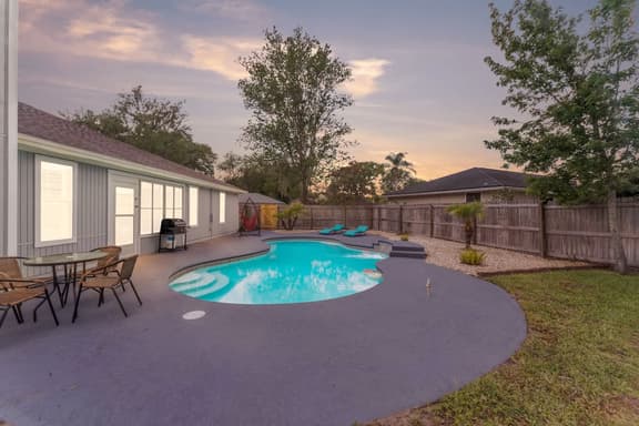*True Blue Pool Oasis* ping-pong, wi-fi, - Image 1