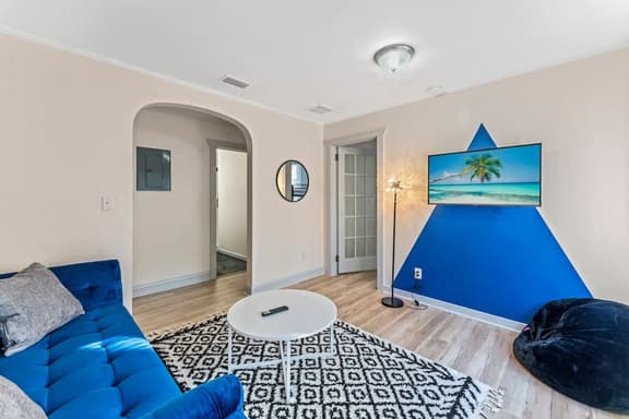 Hendricks – Suite 3 - Image 1