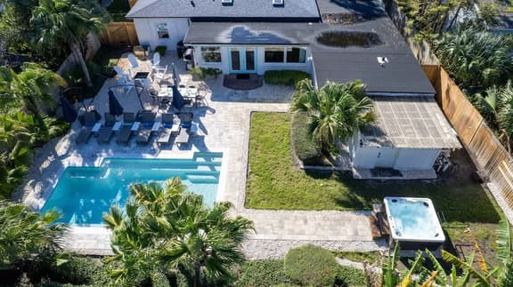 Poolside Palms | Team Joseph Ellen - Image 1