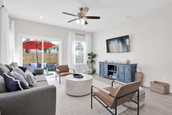 "Luxury Beach Escape"- Grill, Fenced Yar - Image 1